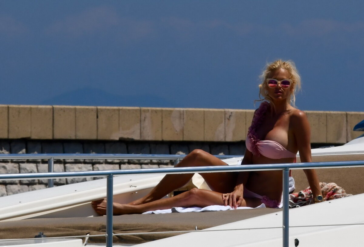 GALERIE FOTO Surprinsă de paparazzi în poziţii provocatoare pe un iaht din Saint Tropez