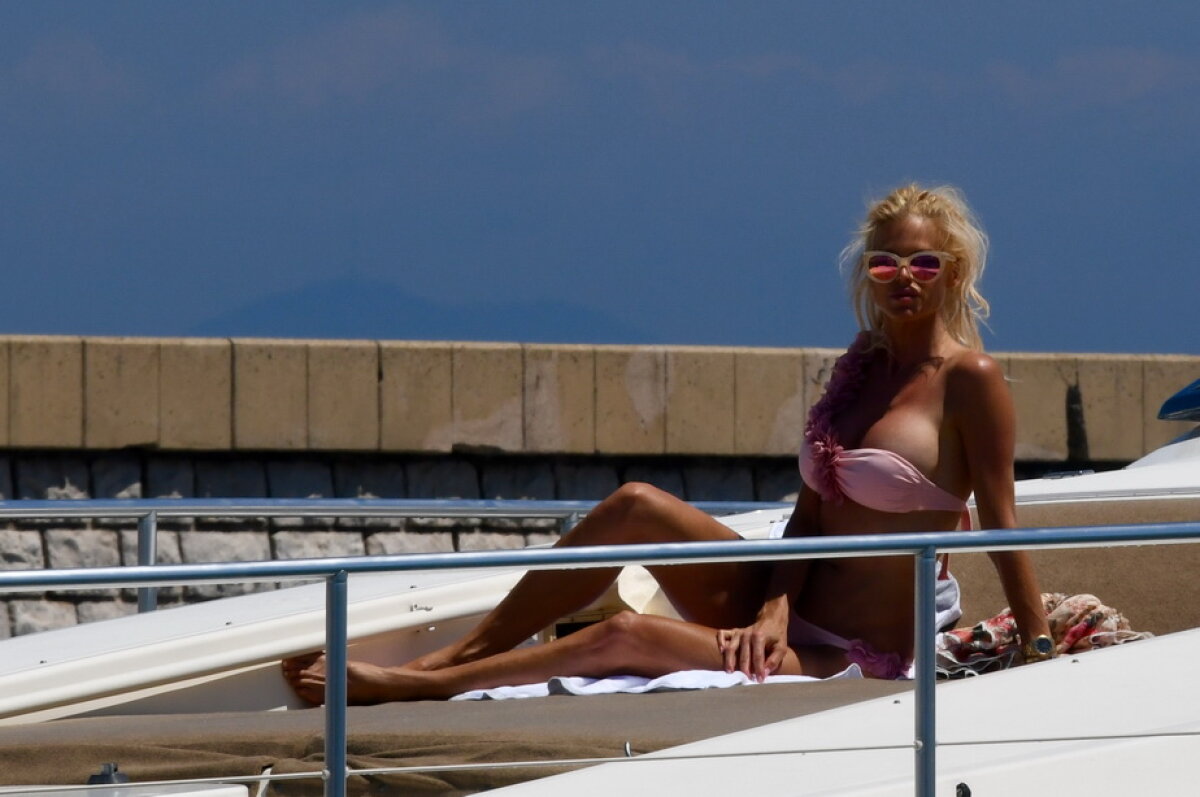 GALERIE FOTO Surprinsă de paparazzi în poziţii provocatoare pe un iaht din Saint Tropez