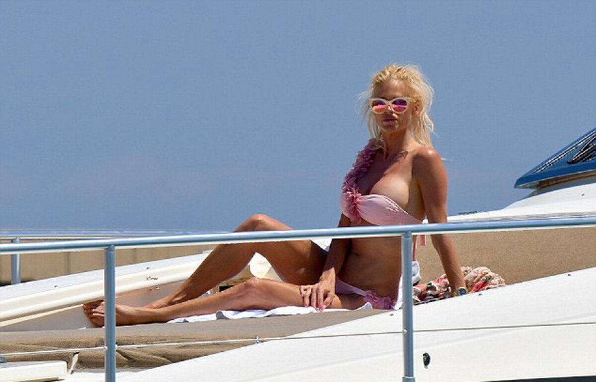 GALERIE FOTO Surprinsă de paparazzi în poziţii provocatoare pe un iaht din Saint Tropez
