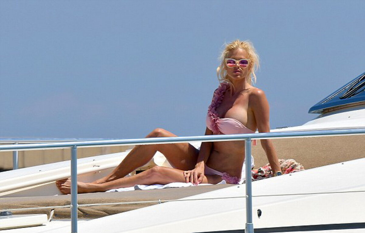 GALERIE FOTO Surprinsă de paparazzi în poziţii provocatoare pe un iaht din Saint Tropez