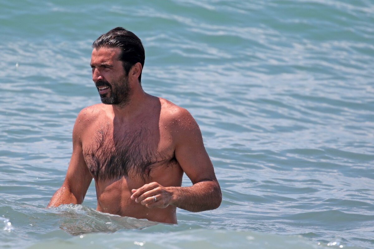 GALERIE FOTO Gianluigi Buffon, la plajă. Imagini superbe din vacanță cu portarul lui PSG