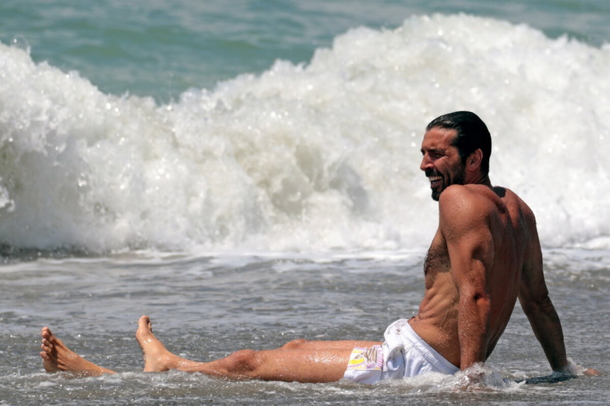 GALERIE FOTO Gianluigi Buffon, la plajă. Imagini superbe din vacanță cu portarul lui PSG