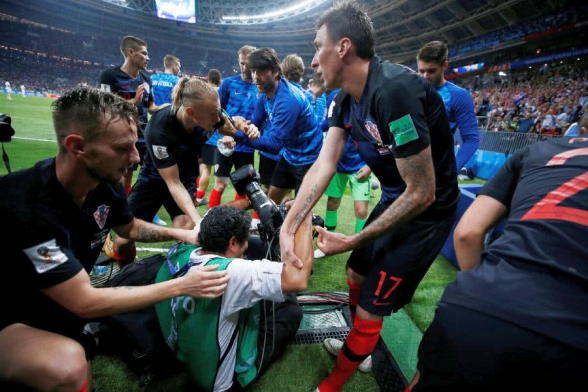 VIDEO + FOTO Bucuria Croației a făcut o victimă chiar pe teren :) » Jucătorii și-au dat seama și s-au revanșat 
