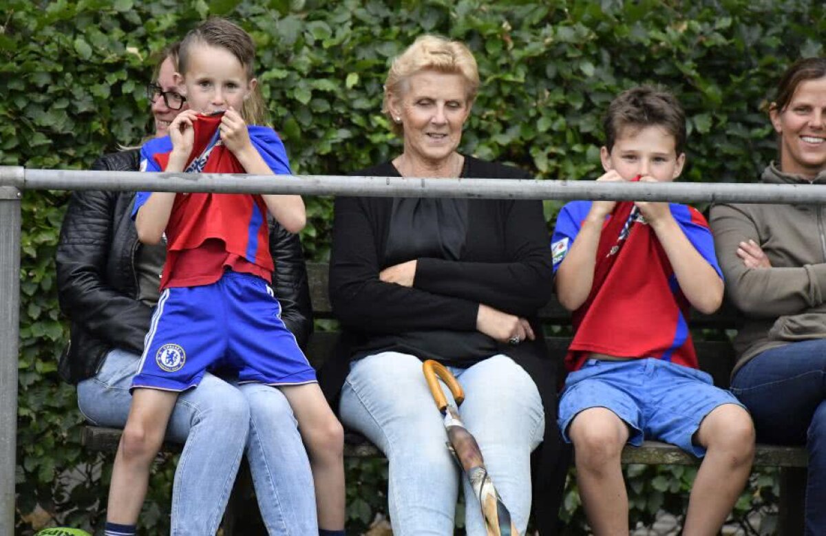 Corespondență GSP // Naționala care crește în afara României » Mai mulți români la amicalele FCSB din Olanda decât la oficialele din București!