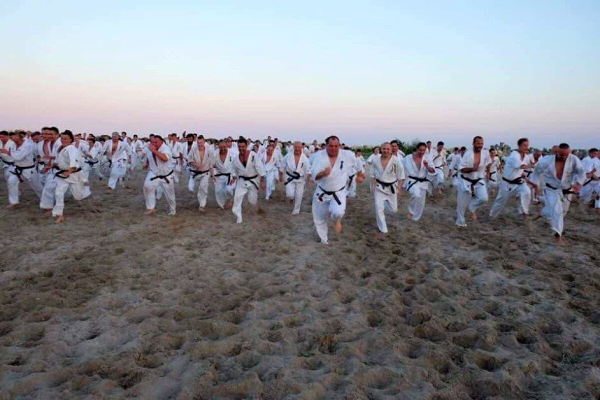 FOTO Karate Kyokushin pe plajă » Peste 200 de sportivi se pregătesc în staţiunea Venus, oferind imagini spectaculoase în timpul antrenamentelor