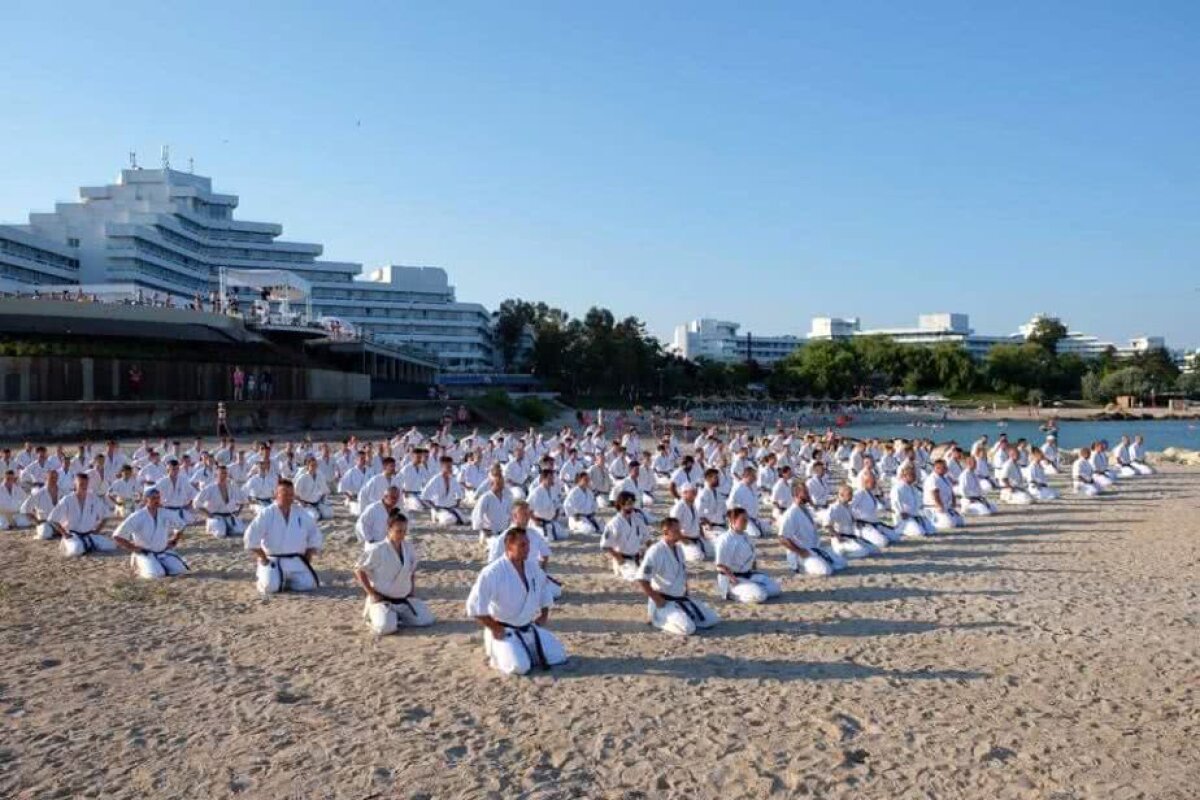FOTO Karate Kyokushin pe plajă » Peste 200 de sportivi se pregătesc în staţiunea Venus, oferind imagini spectaculoase în timpul antrenamentelor