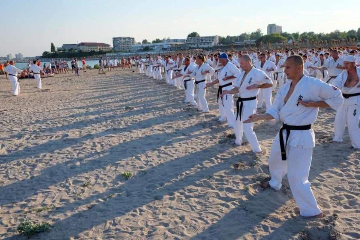 FOTO Karate Kyokushin pe plajă » Peste 200 de sportivi se pregătesc în staţiunea Venus, oferind imagini spectaculoase în timpul antrenamentelor