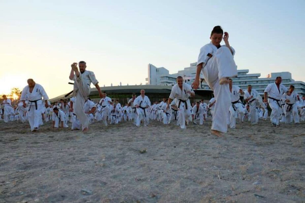 FOTO Karate Kyokushin pe plajă » Peste 200 de sportivi se pregătesc în staţiunea Venus, oferind imagini spectaculoase în timpul antrenamentelor