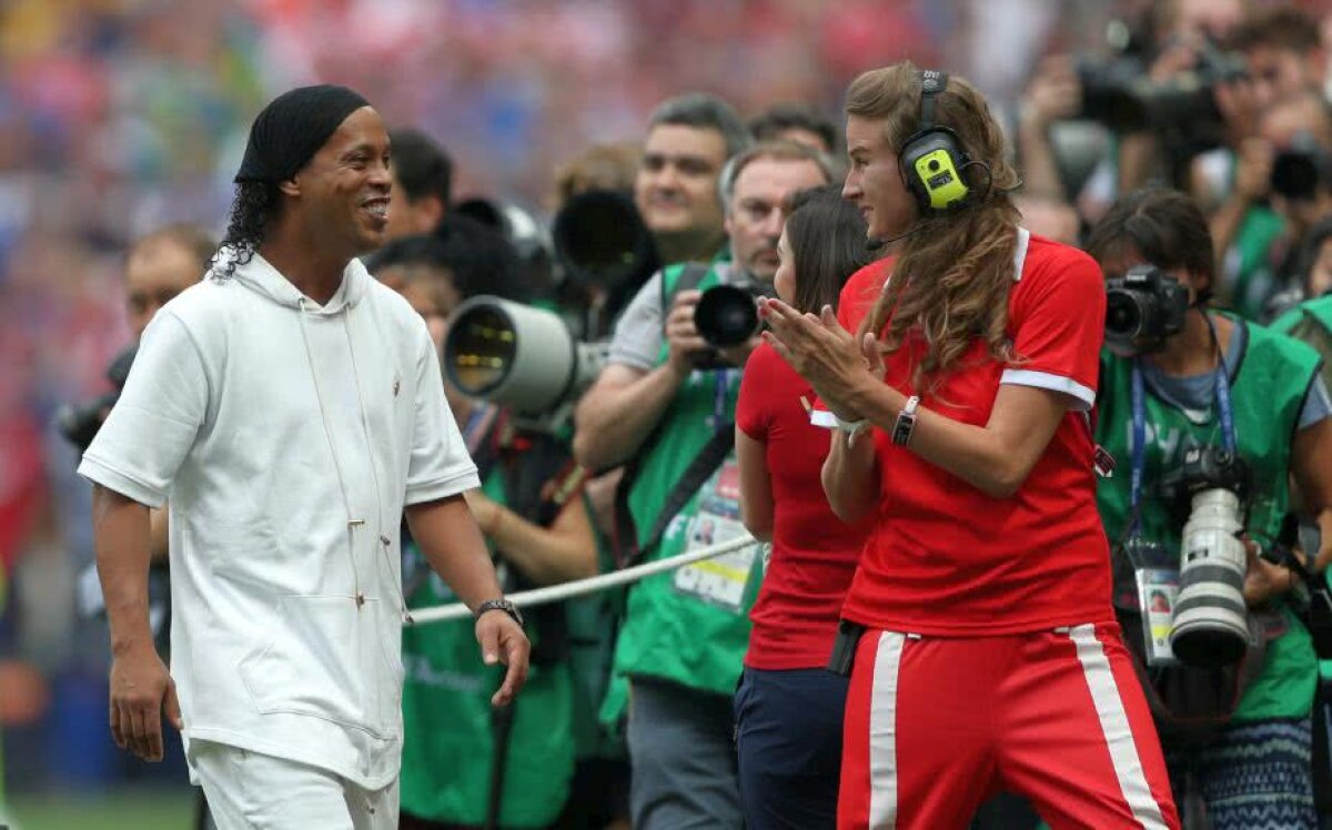 VIDEO+FOTO Ronaldinho a făcut spectacol în deschiderea finalei Mondialului! A cântat alături de alte trei nume celebre