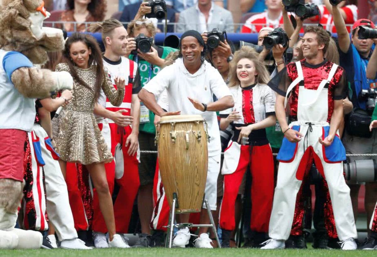 VIDEO+FOTO Ronaldinho a făcut spectacol în deschiderea finalei Mondialului! A cântat alături de alte trei nume celebre
