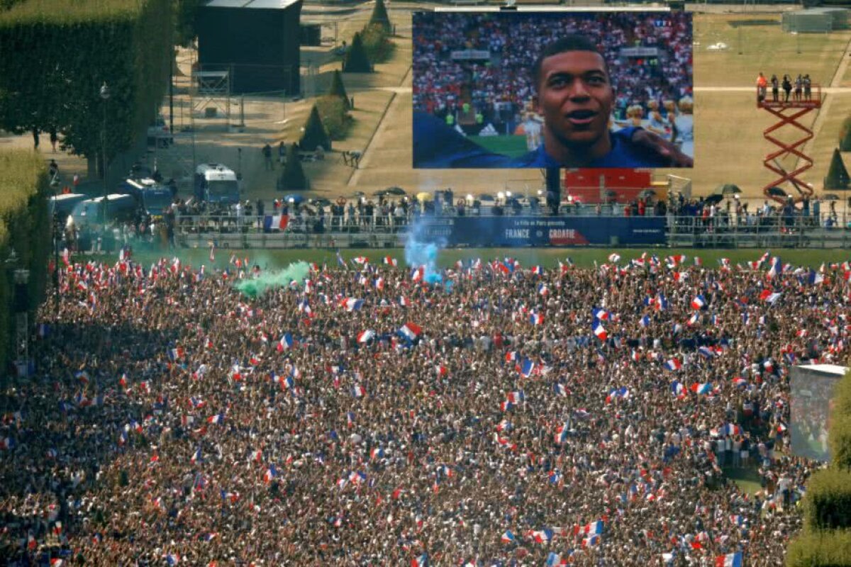 VIDEO+FOTO Imagini INCREDIBILE din Paris » Cum au sărbătorit sutele de mii de fani câștigarea Campionatului Mondial