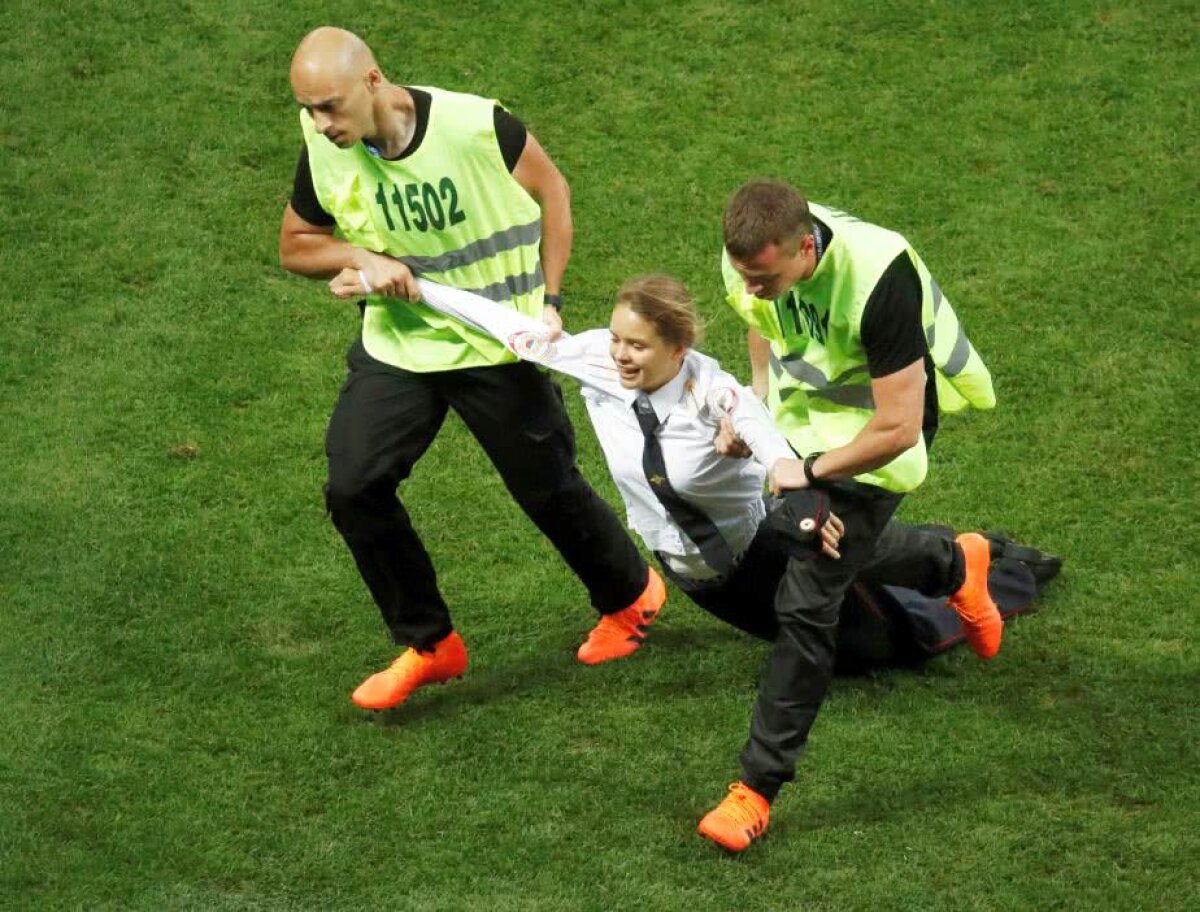 VIDEO+FOTO Mai mulți tineri în uniforme au intrat pe teren la finala CM! Cine erau și pentru ce protestau