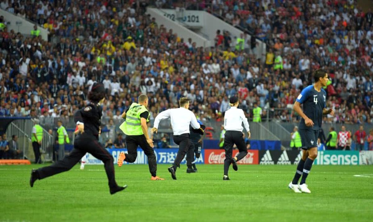 VIDEO+FOTO Mai mulți tineri în uniforme au intrat pe teren la finala CM! Cine erau și pentru ce protestau