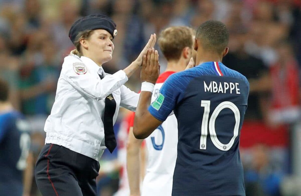 VIDEO+FOTO Mai mulți tineri în uniforme au intrat pe teren la finala CM! Cine erau și pentru ce protestau