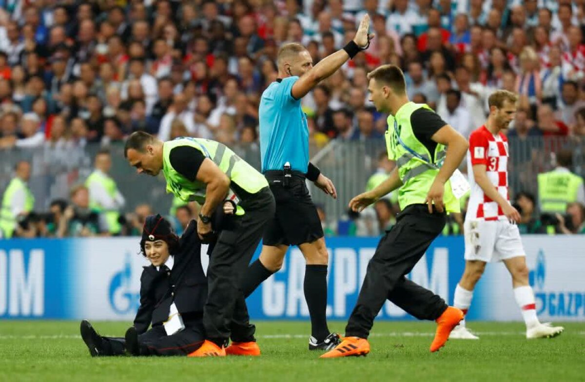 VIDEO+FOTO Mai mulți tineri în uniforme au intrat pe teren la finala CM! Cine erau și pentru ce protestau