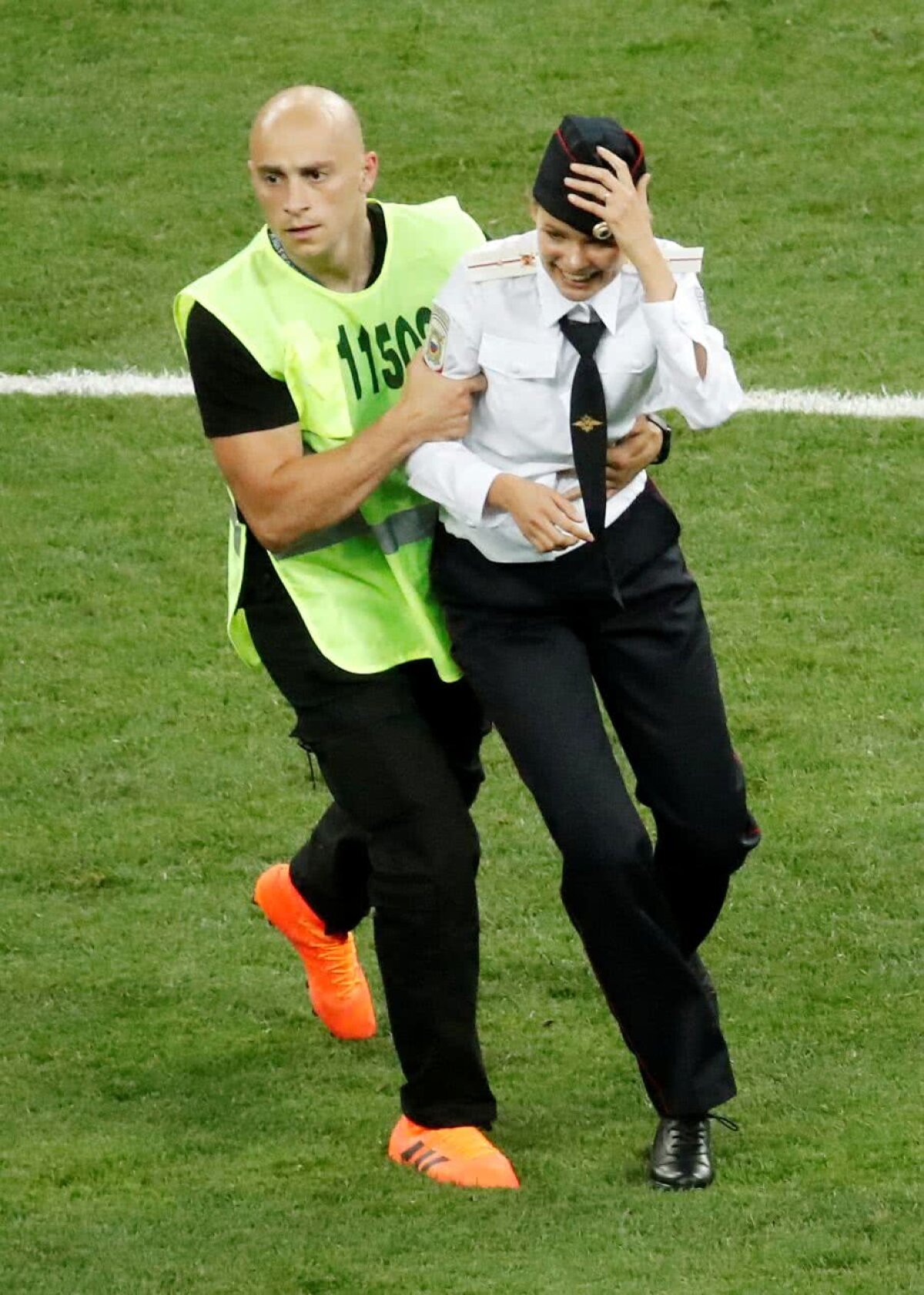 VIDEO+FOTO Mai mulți tineri în uniforme au intrat pe teren la finala CM! Cine erau și pentru ce protestau