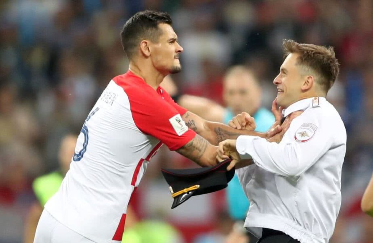 VIDEO+FOTO Mai mulți tineri în uniforme au intrat pe teren la finala CM! Cine erau și pentru ce protestau