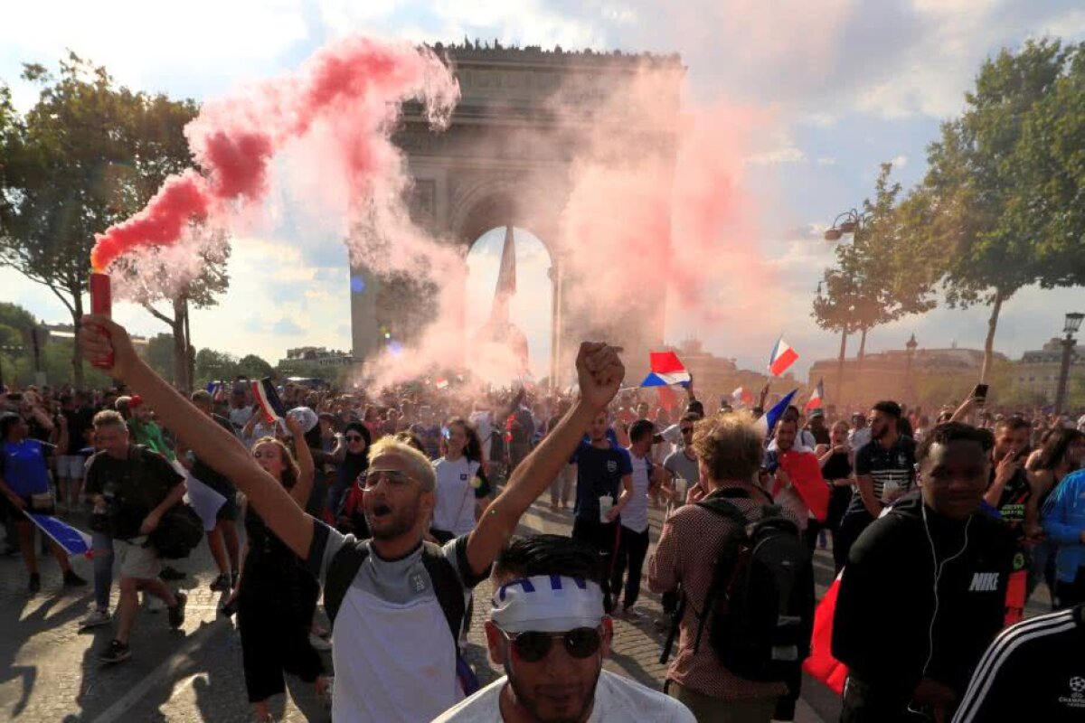 VIDEO+FOTO Imagini INCREDIBILE din Paris » Cum au sărbătorit sutele de mii de fani câștigarea Campionatului Mondial