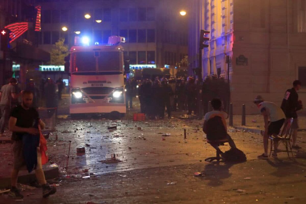 VIDEO+FOTO Bucurie dusă la extrem în Paris! Fanii s-au luat la bătaie cu forțele de ordine