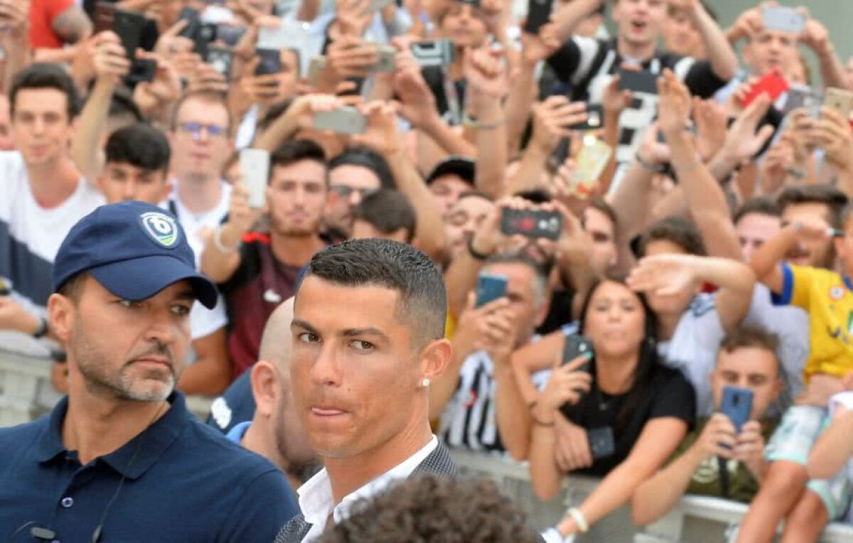 VIDEO+FOTO UPDATE Euforie la Torino: Cristiano Ronaldo, întâmpinat de sute de fani la vizita medicală la Juventus!