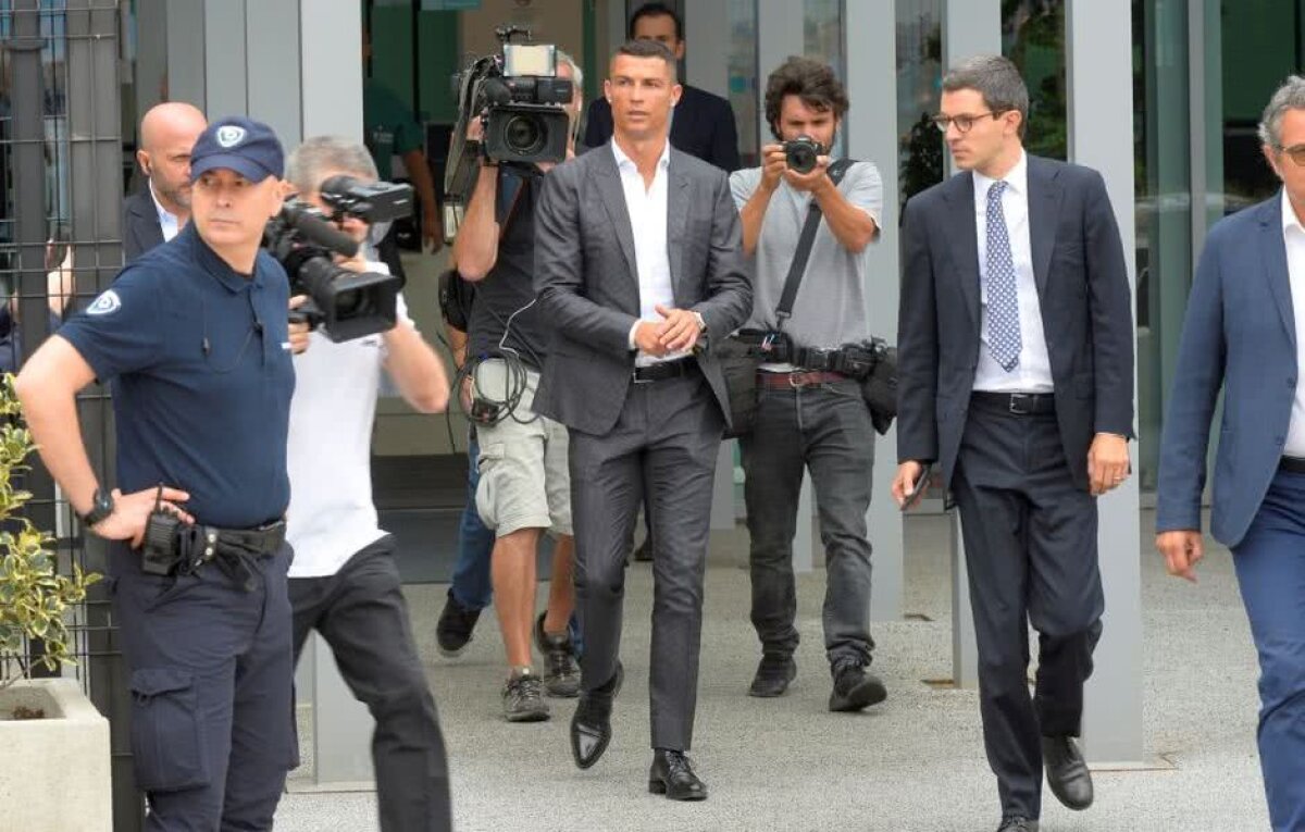 VIDEO+FOTO UPDATE Euforie la Torino: Cristiano Ronaldo, întâmpinat de sute de fani la vizita medicală la Juventus!