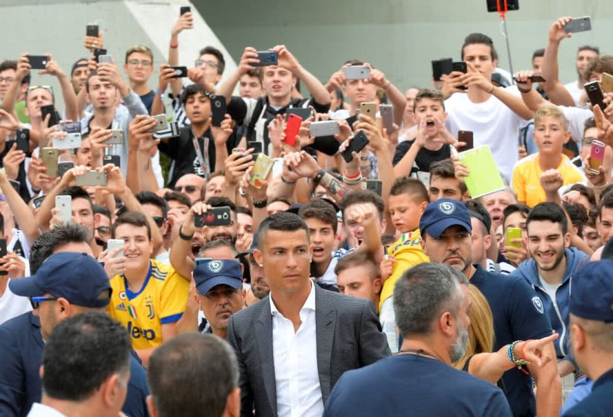 VIDEO+FOTO UPDATE Euforie la Torino: Cristiano Ronaldo, întâmpinat de sute de fani la vizita medicală la Juventus!