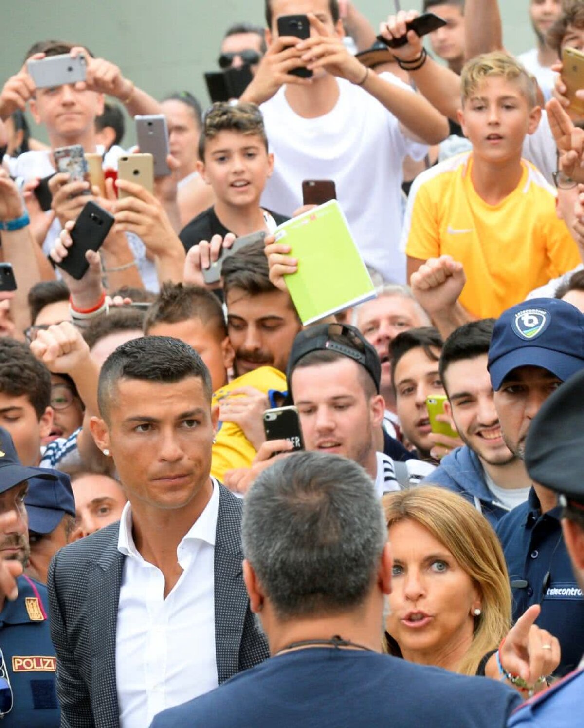VIDEO+FOTO UPDATE Euforie la Torino: Cristiano Ronaldo, întâmpinat de sute de fani la vizita medicală la Juventus!