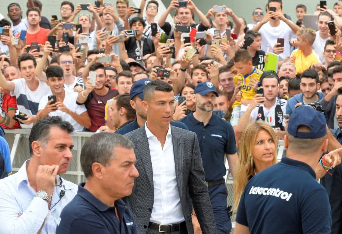 VIDEO+FOTO UPDATE Euforie la Torino: Cristiano Ronaldo, întâmpinat de sute de fani la vizita medicală la Juventus!