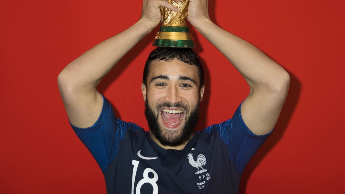 VIDEO+FOTO Francezii s-au pozat cu trofeul pentru site-ul FIFA în ipostaze amuzante » Pogba a făcut senzație :D