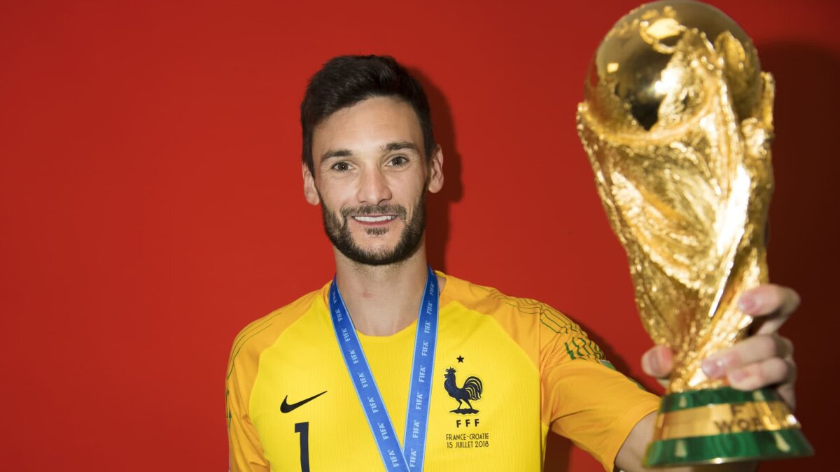 VIDEO+FOTO Francezii s-au pozat cu trofeul pentru site-ul FIFA în ipostaze amuzante » Pogba a făcut senzație :D