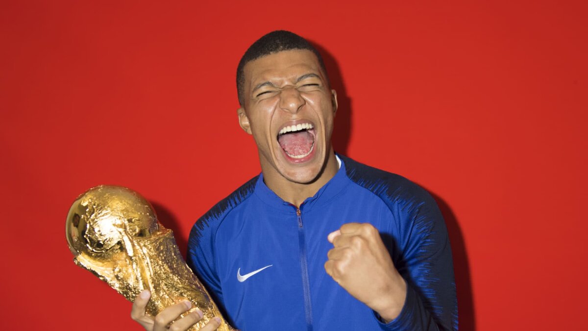 VIDEO+FOTO Francezii s-au pozat cu trofeul pentru site-ul FIFA în ipostaze amuzante » Pogba a făcut senzație :D