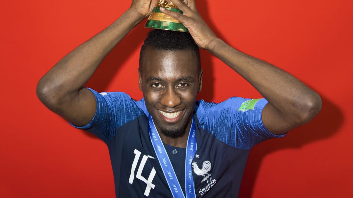 VIDEO+FOTO Francezii s-au pozat cu trofeul pentru site-ul FIFA în ipostaze amuzante » Pogba a făcut senzație :D