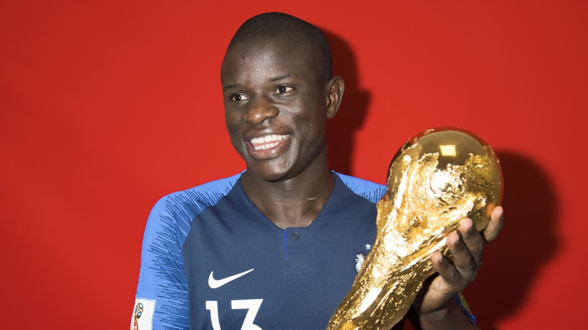 VIDEO+FOTO Francezii s-au pozat cu trofeul pentru site-ul FIFA în ipostaze amuzante » Pogba a făcut senzație :D