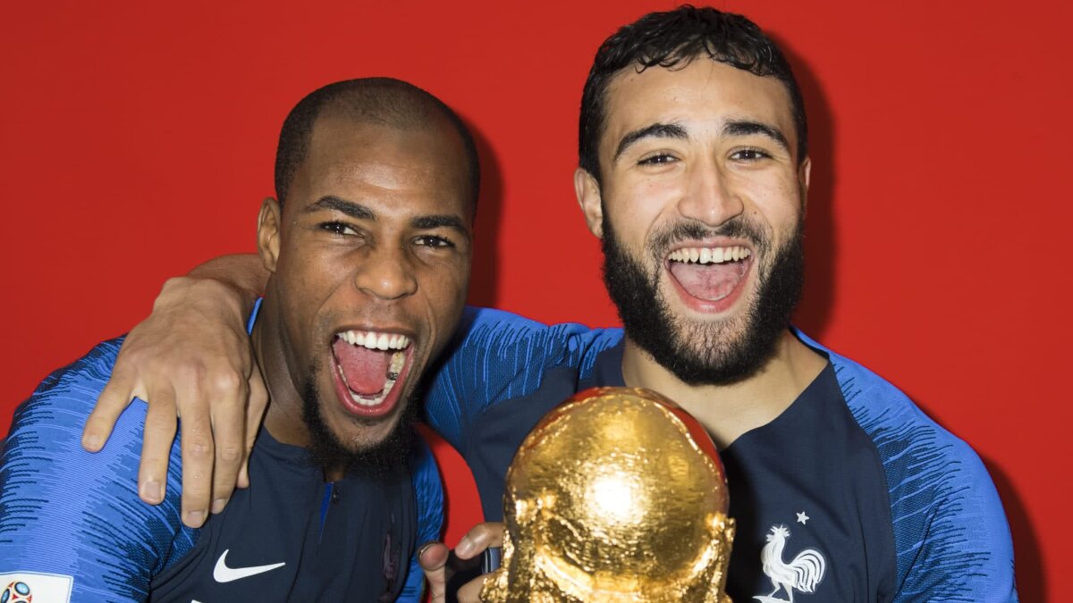 VIDEO+FOTO Francezii s-au pozat cu trofeul pentru site-ul FIFA în ipostaze amuzante » Pogba a făcut senzație :D