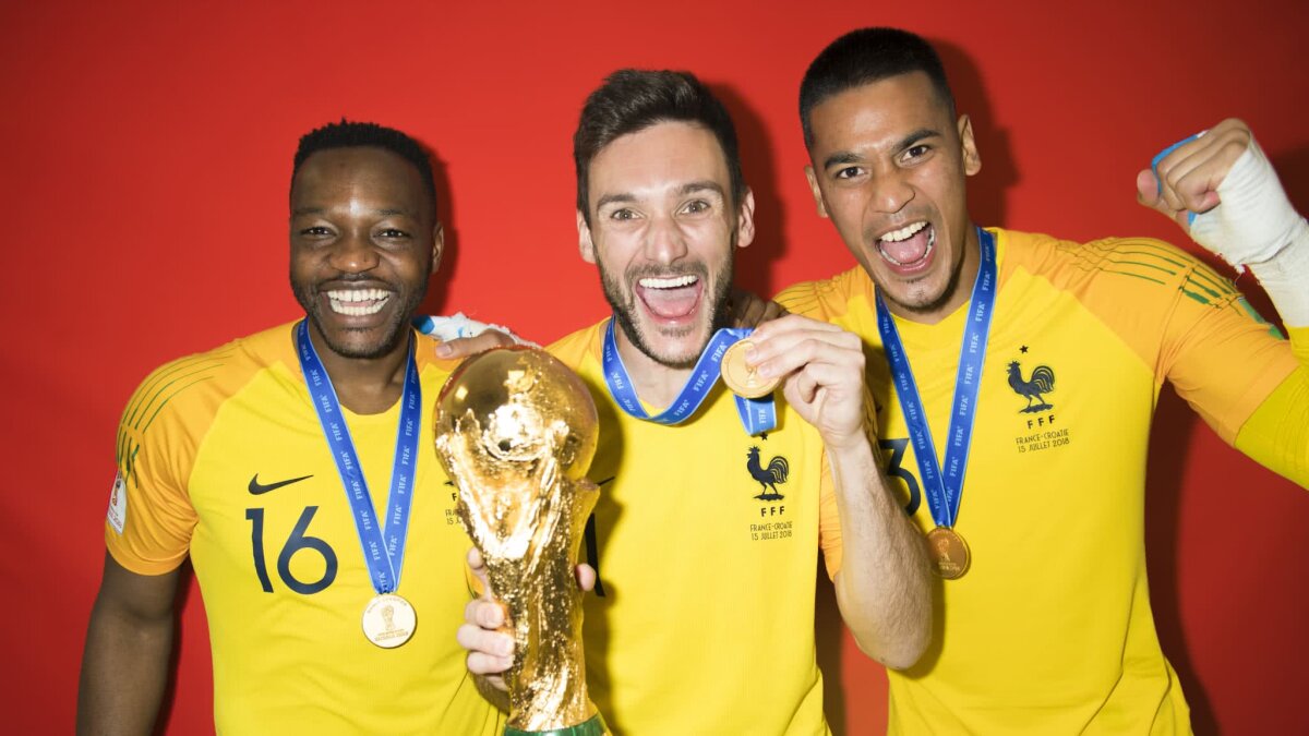 VIDEO+FOTO Francezii s-au pozat cu trofeul pentru site-ul FIFA în ipostaze amuzante » Pogba a făcut senzație :D