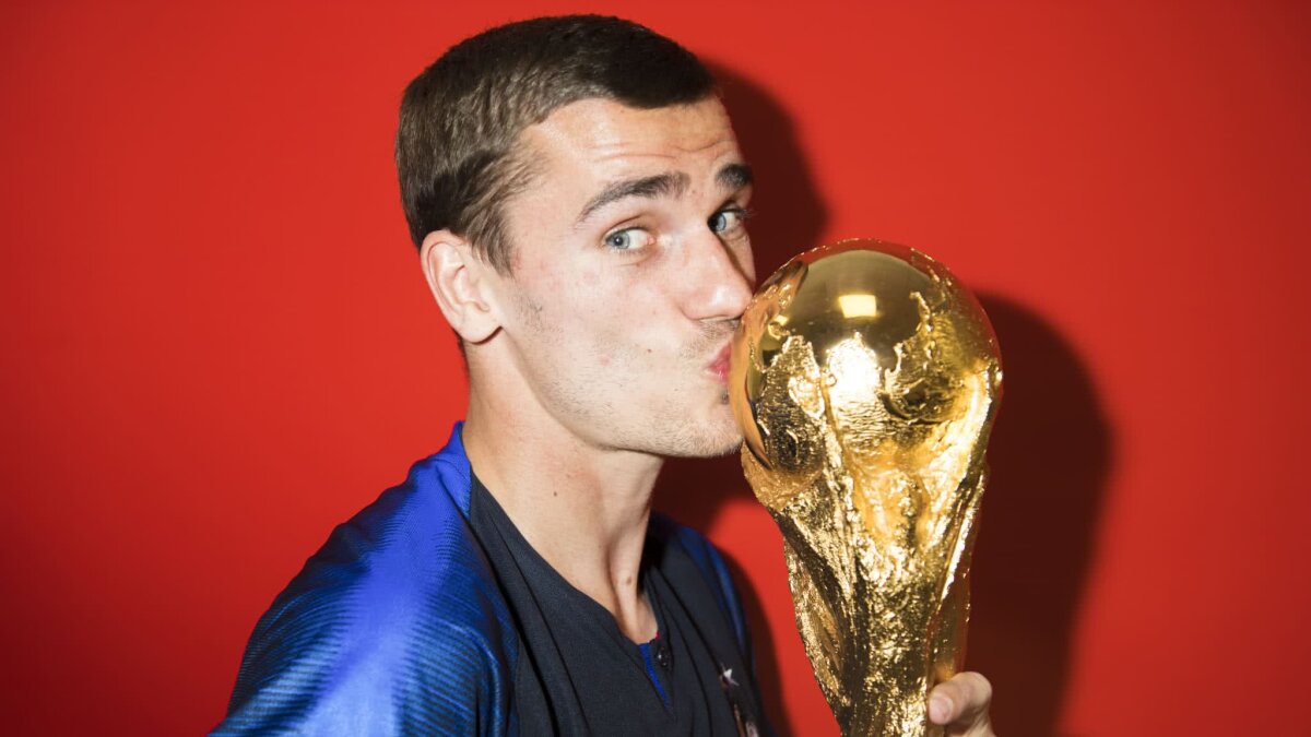VIDEO+FOTO Francezii s-au pozat cu trofeul pentru site-ul FIFA în ipostaze amuzante » Pogba a făcut senzație :D