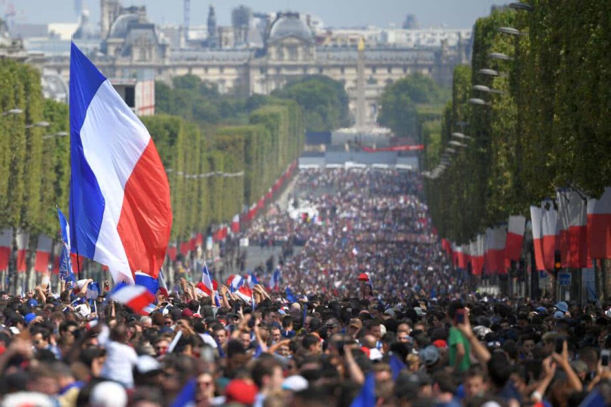 VIDEO+FOTO Le jour de gloire est arrivé » Naționala Franței, primire de gală la aeroport + Sărbătoarea a continuat pe Champs-Elysees