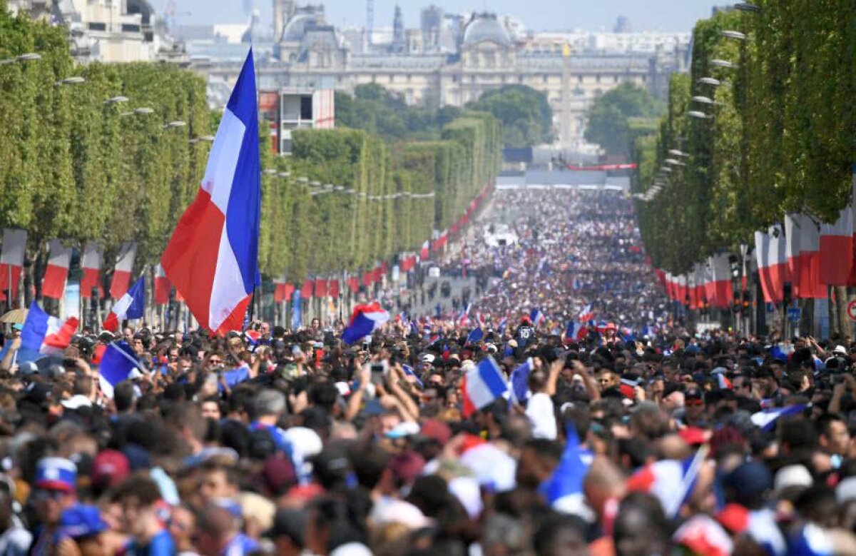 VIDEO+FOTO Le jour de gloire est arrivé » Naționala Franței, primire de gală la aeroport + Sărbătoarea a continuat pe Champs-Elysees