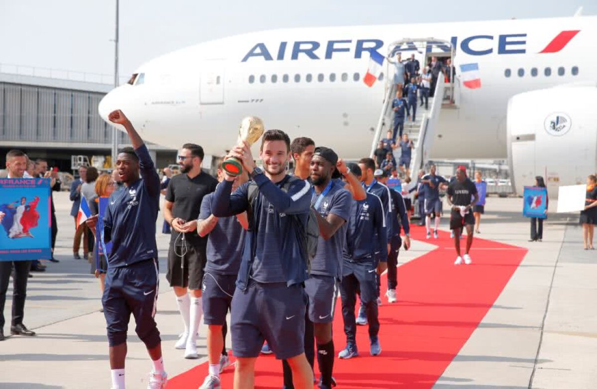 VIDEO+FOTO Le jour de gloire est arrivé » Naționala Franței, primire de gală la aeroport + Sărbătoarea a continuat pe Champs-Elysees