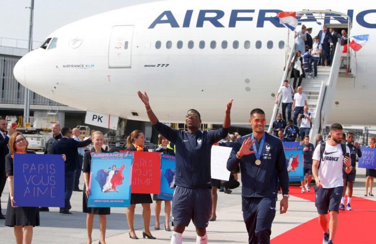 VIDEO+FOTO Le jour de gloire est arrivé » Naționala Franței, primire de gală la aeroport + Sărbătoarea a continuat pe Champs-Elysees