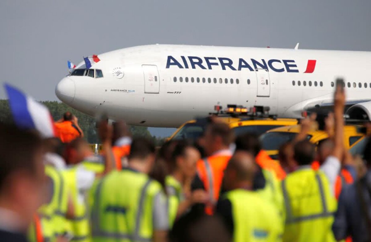 VIDEO+FOTO Le jour de gloire est arrivé » Naționala Franței, primire de gală la aeroport + Sărbătoarea a continuat pe Champs-Elysees