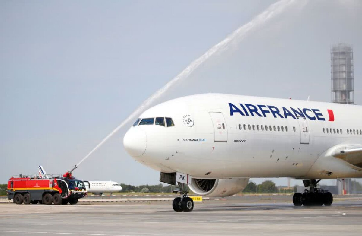 VIDEO+FOTO Le jour de gloire est arrivé » Naționala Franței, primire de gală la aeroport + Sărbătoarea a continuat pe Champs-Elysees