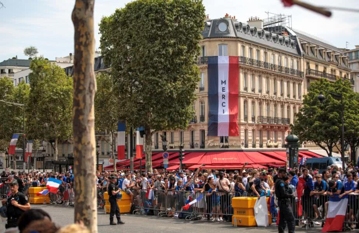 VIDEO+FOTO Le jour de gloire est arrivé » Naționala Franței, primire de gală la aeroport + Sărbătoarea a continuat pe Champs-Elysees