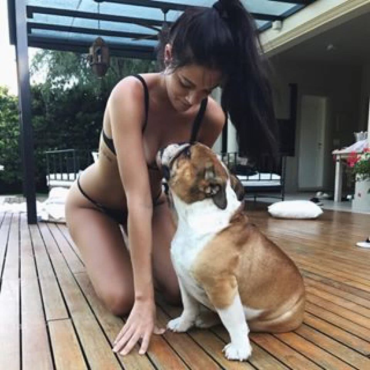 FOTO Nu se mai ascund! Iubire ca în povești pentru starul lui Juventus cu o cântăreață sexy