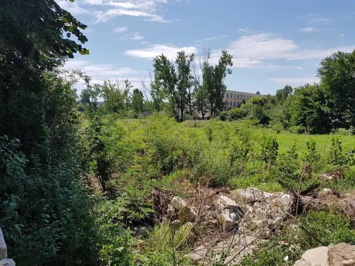 EXCLUSIV / VIDEO+FOTO Hipermarket pe locul fostei baze sportive Girueta! » Locuitorii din zonă sunt revoltaţi: "Vom ajunge în instanţă"