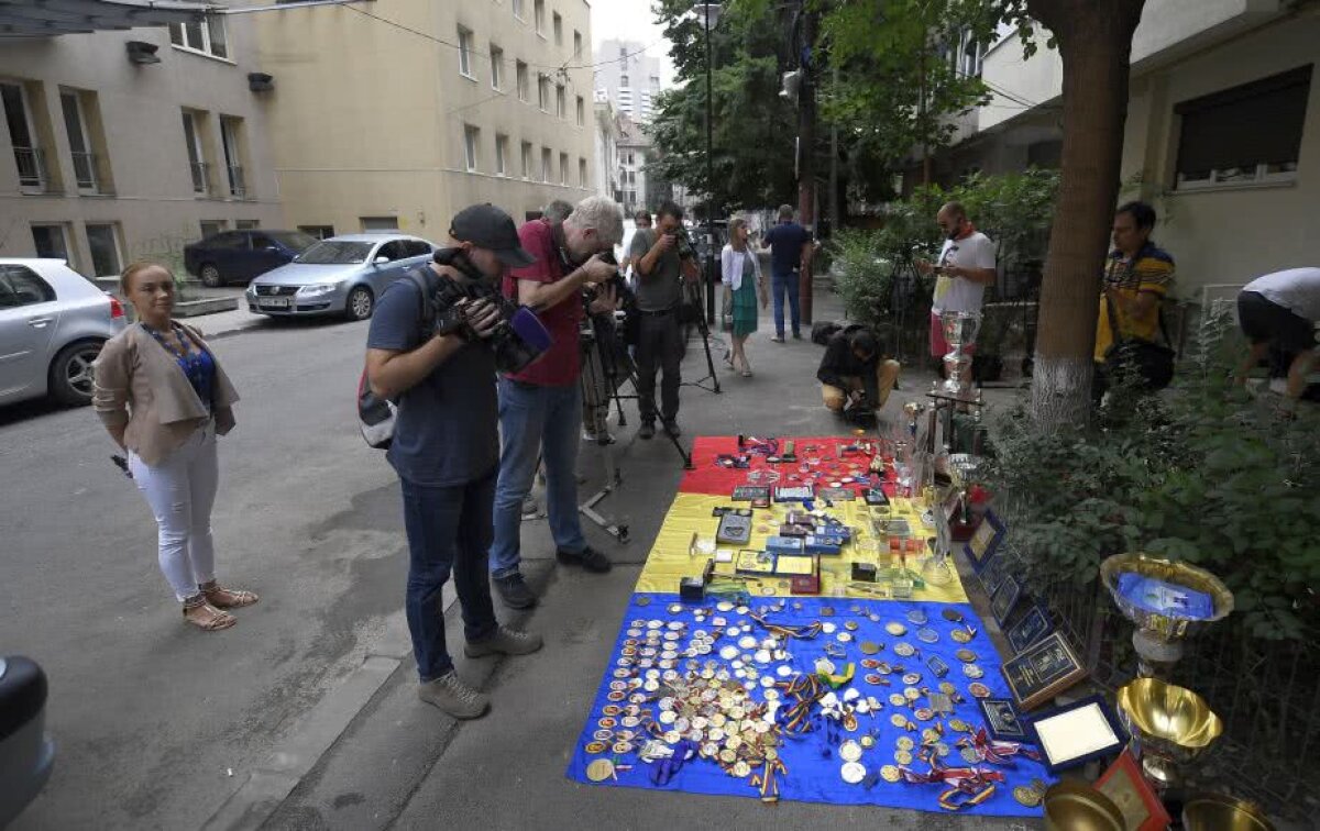 VIDEO+FOTO Marian Drăgulescu a protestat în fața MTS » A venit Poliția