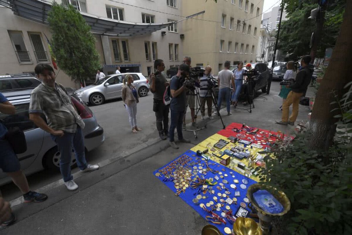 VIDEO+FOTO Marian Drăgulescu a protestat în fața MTS » A venit Poliția