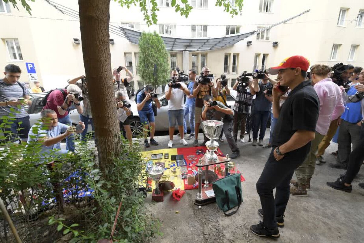 VIDEO+FOTO Marian Drăgulescu a protestat în fața MTS » A venit Poliția