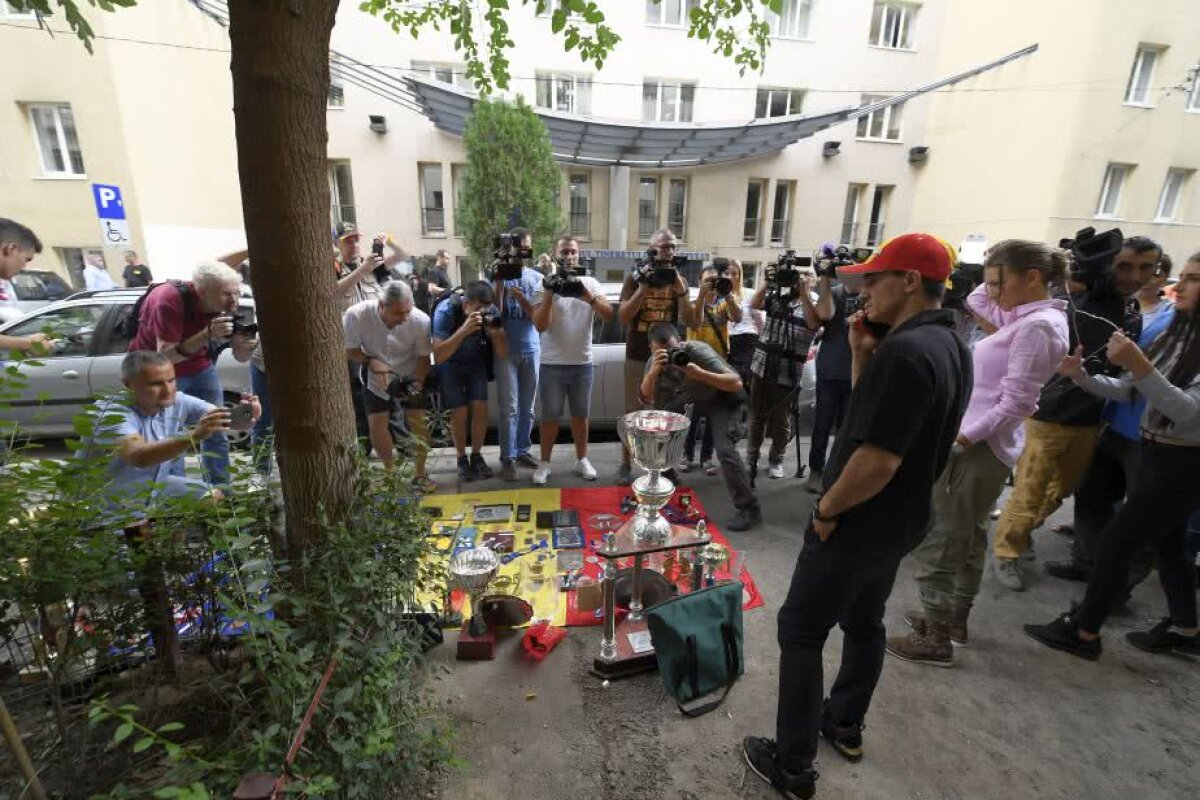 VIDEO+FOTO Marian Drăgulescu a protestat în fața MTS » A venit Poliția