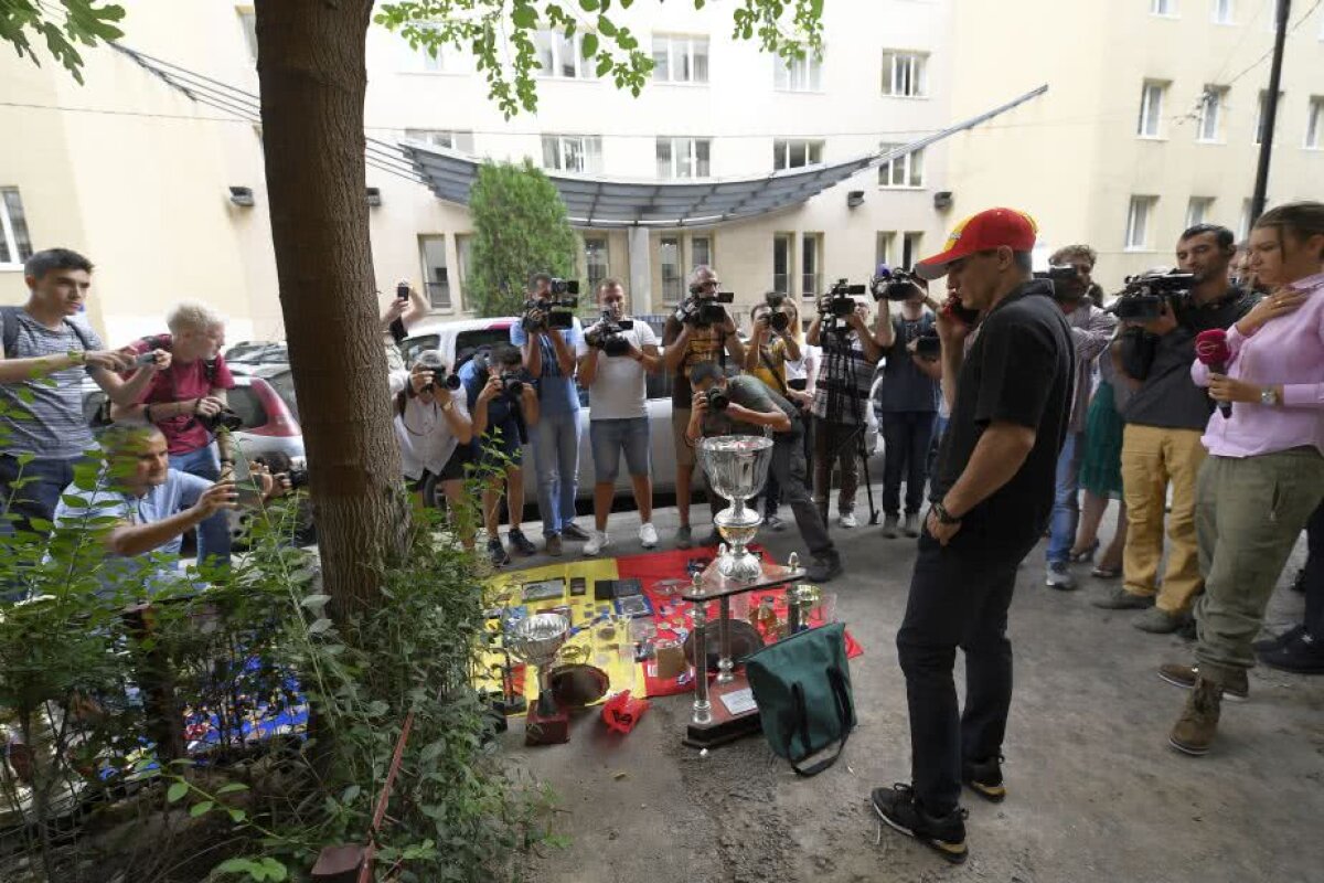 VIDEO+FOTO Marian Drăgulescu a protestat în fața MTS » A venit Poliția